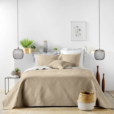 Béžový prešívaný set prehoza a obliečky na vankúš z mikrovlákna 240x220 cm Romane – douceur d'intérieur